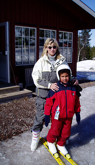 SKIGLEDE: Et av mange gode minner fra barndommen til Charlene,her med Åse som kyndig skiinstruktør.