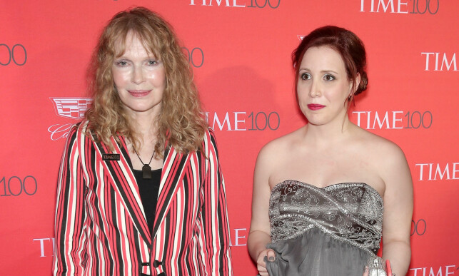 DELER SIN HISTORIE IGJEN: Dylan Farrow (t.h) her avbildet sammen med sin mor, skuespilleren Mia Farrow. Foto: NTB scanpix DELER SIN HISTORIE IGJEN: Dylan Farrow (t.h) her avbildet sammen med sin mor, skuespilleren Mia Farrow. Foto: NTB scanpix