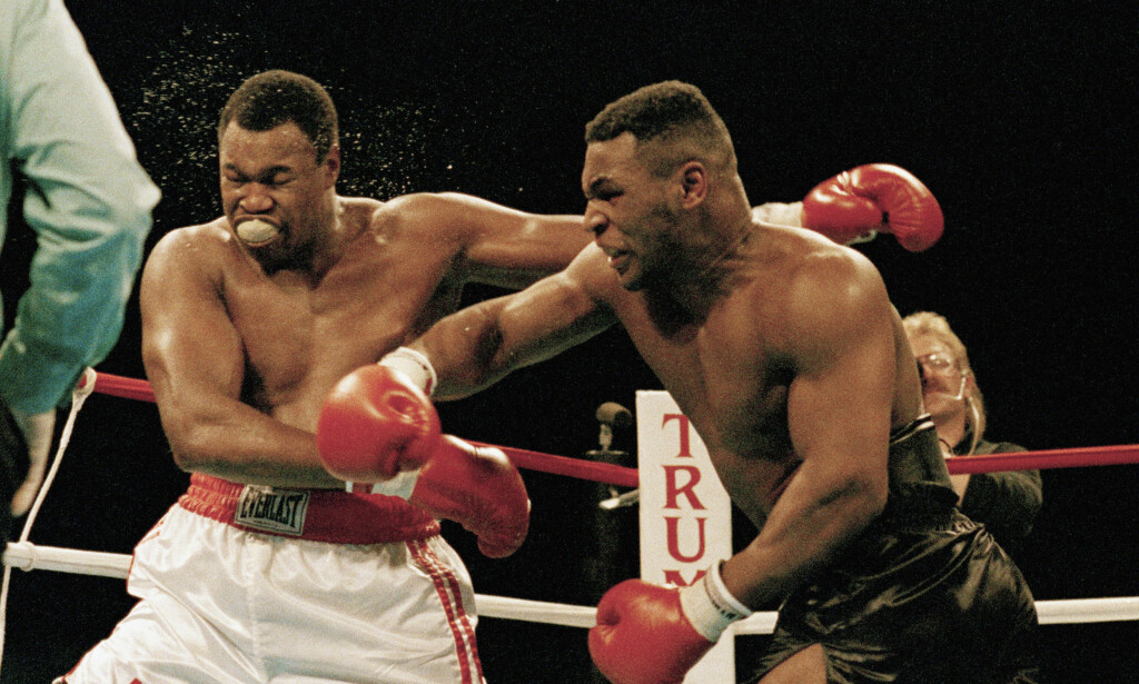 BANG: Mike Tyson treffer med sin fryktede høyre rett på kjeven til Larry Holmes. Intet menneske i verden kan restituere seg raskt etter en slik treffer. Foto: NTB Scanpix BANG: Mike Tyson treffer med sin fryktede høyre rett på kjeven til Larry Holmes. Intet menneske i verden kan restituere seg raskt etter en slik treffer. Foto: NTB Scanpix