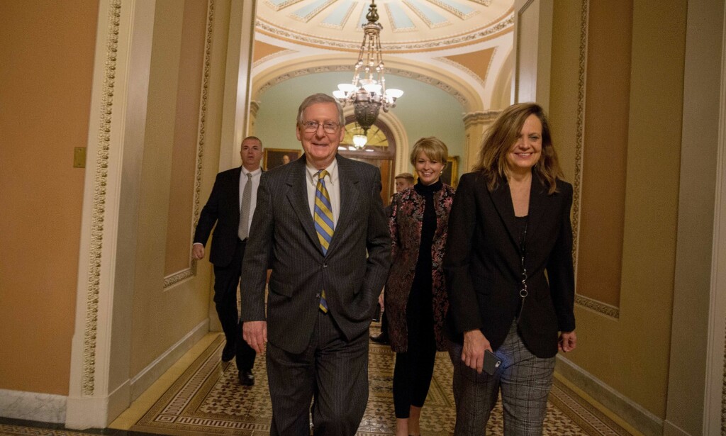 Senatets majoritetsleder Mitch McConnell (R-KY) forlater Capitol Hill klokka 6 norsk tid (midnatt lokal tid). McConnell regner med å komme med et nytt budsjettforslag innen 24 timer. Foto: NTB scanpix Senatets majoritetsleder Mitch McConnell (R-KY) forlater Capitol Hill klokka 6 norsk tid (midnatt lokal tid). McConnell regner med å komme med et nytt budsjettforslag innen 24 timer. Foto: NTB scanpix