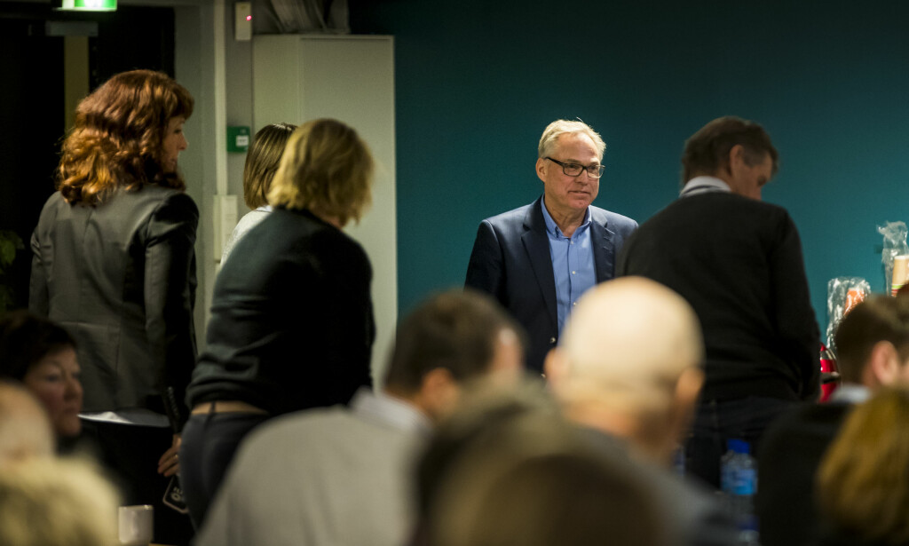 Sykkelpresident Harald Tiedemann Hansen og det sittende styret i NCF må forlate lokalet på grunn av innhabilitet under det ekstraordinære forbundsstinget Sykkelpresident Harald Tiedemann Hansen og det sittende styret i NCF må forlate lokalet på grunn av innhabilitet under det ekstraordinære forbundsstinget