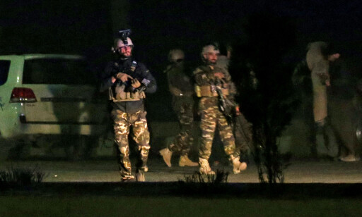 HOLDER VAKT: Afghanske sikkerhetsstyrker sto like ved luksushotellet i går kveld. Foto: Mohammad Ismail / Reuters / Scanpix HOLDER VAKT: Afghanske sikkerhetsstyrker sto like ved luksushotellet i går kveld. Foto: Mohammad Ismail / Reuters / Scanpix