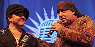 Notodden 30.07.2015: Daniel Eriksen mottok årets bluespris fra Little Steven under åpningen av årets bluesfestival. foto: Bjørn-Owe Holmberg/Dagbladet