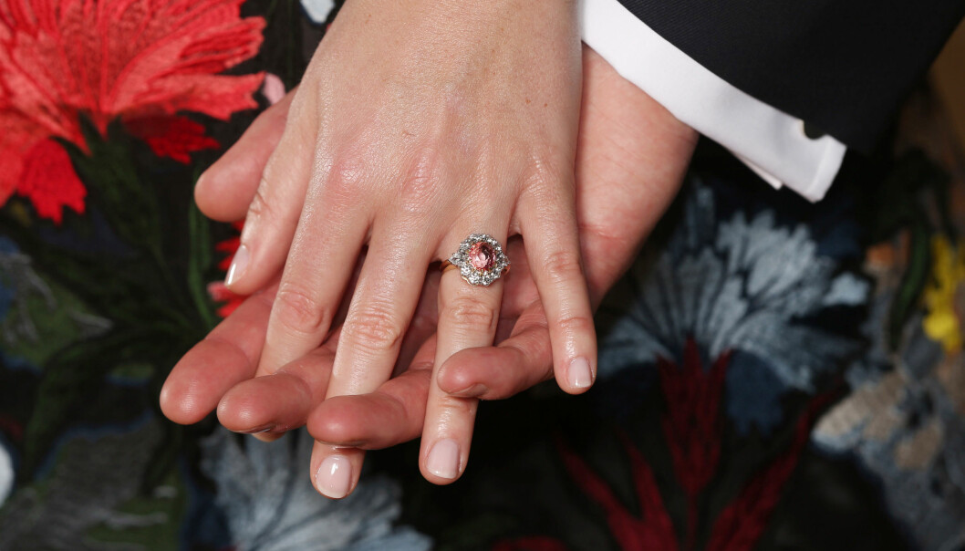 FORLOVELSESRINGEN: Prinsesse Eugenies forlovelsesring er laget av diamanter og en lyserosa safir-sten. Den er designet av Garrard jewellery, som sto for avdøde Dianas forlovelsesring i 1981. Foto: NTB Scanpix FORLOVELSESRINGEN: Prinsesse Eugenies forlovelsesring er laget av diamanter og en lyserosa safir-sten. Den er designet av Garrard jewellery, som sto for avdøde Dianas forlovelsesring i 1981. Foto: NTB Scanpix