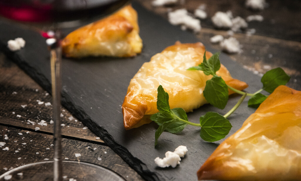 SNADDER TIL RØDT: Det er forbløffende hvor lite som skal til for å lage noe godt til en rødvin fra Oregon: tyropita for eksempel, som er filodeig fyllt med fetaost og ricotta. Foto: Lisbeth Michelsen SNADDER TIL RØDT: Det er forbløffende hvor lite som skal til for å lage noe godt til en rødvin fra Oregon: tyropita for eksempel, som er filodeig fyllt med fetaost og ricotta. Foto: Lisbeth Michelsen