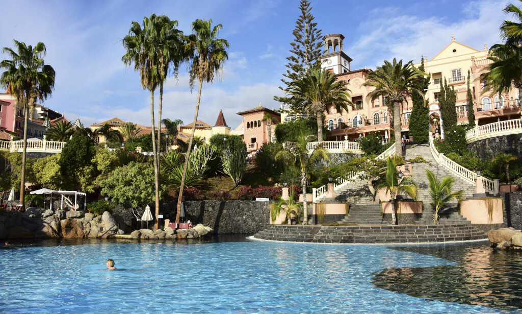 JUBILANT: I år et det 25 år siden
det første luksushotellet åpnet på
Costa Adeje. Bahia del Duque er fortsatt
et av Spanias aller beste hotell. Foto: Torild Moland / Magasinet Reiselyst JUBILANT: I år et det 25 år siden
det første luksushotellet åpnet på
Costa Adeje. Bahia del Duque er fortsatt
et av Spanias aller beste hotell. Foto: Torild Moland / Magasinet Reiselyst