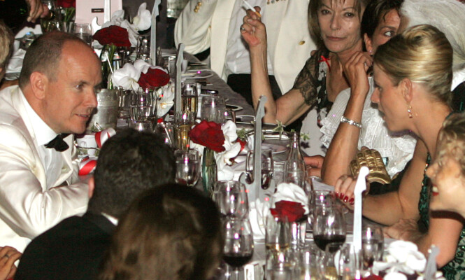 ET AV DE FØRSTE BILDENE: Fyrst Albert i samtale med Charlene - kvinnen som skal bli hans kone - under Monte-Carlo Red Cross Gala i august 2006. Foto: NTB Scanpix ET AV DE FØRSTE BILDENE: Fyrst Albert i samtale med Charlene - kvinnen som skal bli hans kone - under Monte-Carlo Red Cross Gala i august 2006. Foto: NTB Scanpix