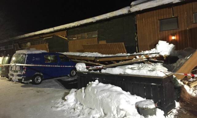 RASTE OVER BILER: Flere parkerte biler ble rammet av raset. Foto: Tipser RASTE OVER BILER: Flere parkerte biler ble rammet av raset. Foto: Tipser
