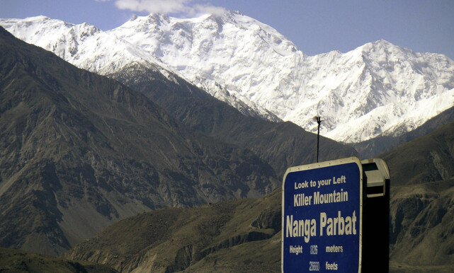 «DØDSFJELLET»: 8126 meter høye Nanga Parbat, også kalt «dødsfjellet», ses i bakgrunnen. Foto: Musaf Zaman Kazmi / AP / NTB Scanpix «DØDSFJELLET»: 8126 meter høye Nanga Parbat, også kalt «dødsfjellet», ses i bakgrunnen. Foto: Musaf Zaman Kazmi / AP / NTB Scanpix