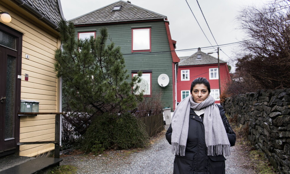 VIL HA SVAR: Som 14-åring fant Salomeh Shamsabad sin mor, Fahimeh, drept i deres hjem i Bergen. Saken er aldri oppklart, og datteren krever nå at politiet skal se på saken. Foto: Lars Eivind Bones VIL HA SVAR: Som 14-åring fant Salomeh Shamsabad sin mor, Fahimeh, drept i deres hjem i Bergen. Saken er aldri oppklart, og datteren krever nå at politiet skal se på saken. Foto: Lars Eivind Bones