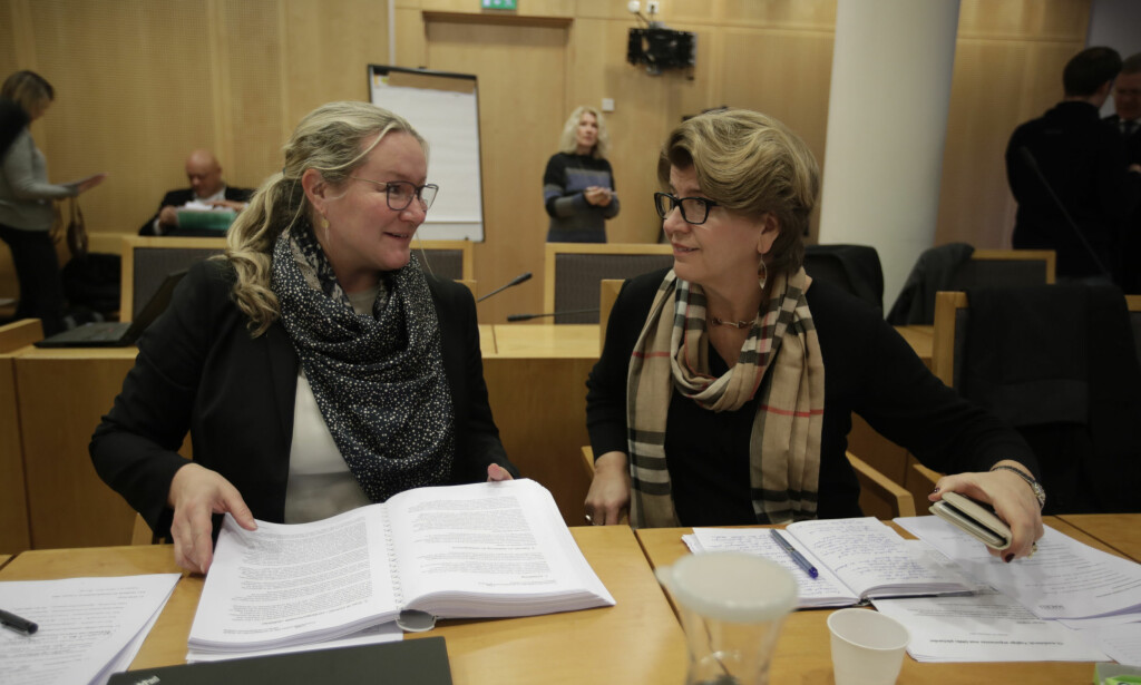 ANKER: Direktør for Forbrukerrådet Randi Flesland (t.h.) og juridisk direktør Marianne Uppman i Oslo tingrett mandag. Gruppesøksmålet Forbrukerrådet har reist mot DNB på vegne av 180 000 fondskunder var oppe i Oslo tingrett mandag morgen. Nå anker Forbrukerrådet saken, etter at DNB vant i Tingretten. Kundene har etter rådets mening betalt 690 millioner kroner for mye i gebyrer til banken. Foto: Lise Åserud/ NTB Scanpix ANKER: Direktør for Forbrukerrådet Randi Flesland (t.h.) og juridisk direktør Marianne Uppman i Oslo tingrett mandag. Gruppesøksmålet Forbrukerrådet har reist mot DNB på vegne av 180 000 fondskunder var oppe i Oslo tingrett mandag morgen. Nå anker Forbrukerrådet saken, etter at DNB vant i Tingretten. Kundene har etter rådets mening betalt 690 millioner kroner for mye i gebyrer til banken. Foto: Lise Åserud/ NTB Scanpix