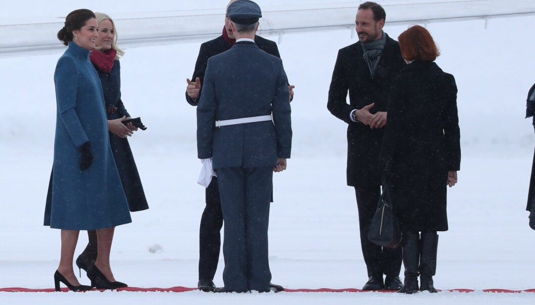<strong>GOD STEMNING:</strong> Prins William så ut til å være i sitt ess etter ankomsten på Gardermoen. Foto: ANdreas Fadum/ Se og Hør <strong>GOD STEMNING:</strong> Prins William så ut til å være i sitt ess etter ankomsten på Gardermoen. Foto: ANdreas Fadum/ Se og Hør