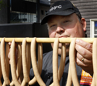 Diplompølsemakermester Bjørn Tore Teigen fra Matprat liker best smaken av tyske tradisjonspølser og velger aller helst en urøkt bratwurst med god smak av karve. Foto: Knut Falch/Scanpix Diplompølsemakermester Bjørn Tore Teigen fra Matprat liker best smaken av tyske tradisjonspølser og velger aller helst en urøkt bratwurst med god smak av karve. Foto: Knut Falch/Scanpix