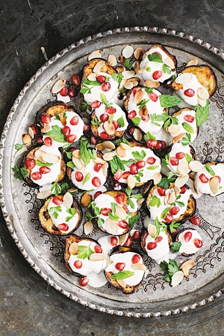MIDTØSTEN PÅ ET FAT: Aubergine med spisskummenyoghurt og granateplekjerner. Foto: Bahar Kitapci MIDTØSTEN PÅ ET FAT: Aubergine med spisskummenyoghurt og granateplekjerner. Foto: Bahar Kitapci