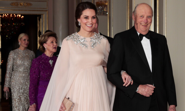 I GODT HUMØR: Det var kong Harald som fikk æren i å følge hertuginne Kate inn til middagsselskapet. Foto: NTB scanpix I GODT HUMØR: Det var kong Harald som fikk æren i å følge hertuginne Kate inn til middagsselskapet. Foto: NTB scanpix