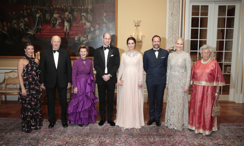FESTKLARE: Prinsesse Märtha Louise, kong Harald, dronning Sonja, prins William, hertuginne Kate, kronprins Haakon, kronprinsesse Mette-Marit og prinsesse Astrid, fru Ferner, var alle pyntet og klare inne på slottet i forkant av kveldens middag. Foto: NTB scanpix FESTKLARE: Prinsesse Märtha Louise, kong Harald, dronning Sonja, prins William, hertuginne Kate, kronprins Haakon, kronprinsesse Mette-Marit og prinsesse Astrid, fru Ferner, var alle pyntet og klare inne på slottet i forkant av kveldens middag. Foto: NTB scanpix