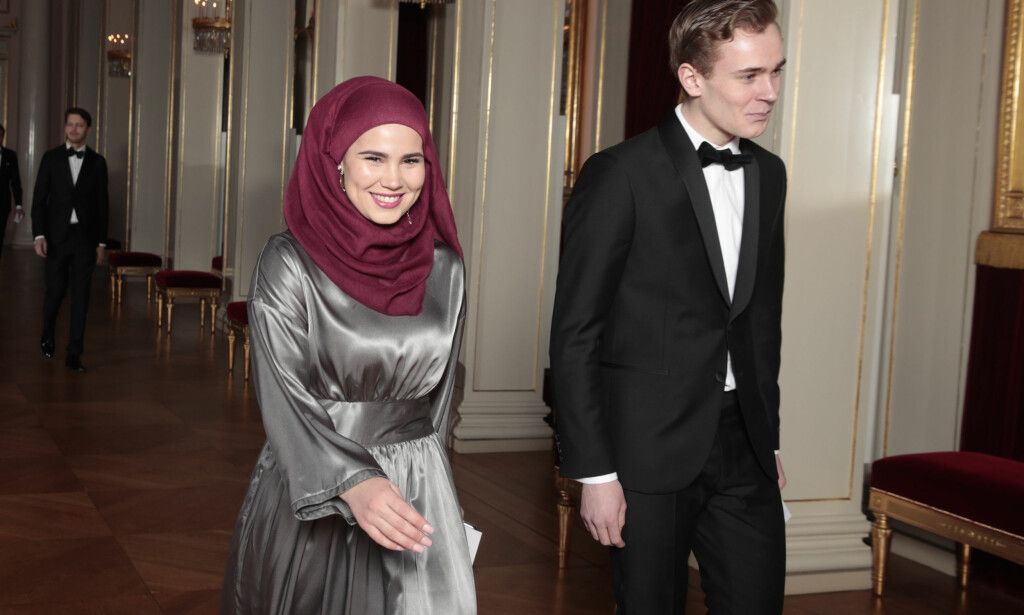 KOM SAMMEN: «Skam»-stjernene Iman Meskini og Tarjei Sandvik Moe på plass inne på slottet. Foto: NTB scanpix KOM SAMMEN: «Skam»-stjernene Iman Meskini og Tarjei Sandvik Moe på plass inne på slottet. Foto: NTB scanpix