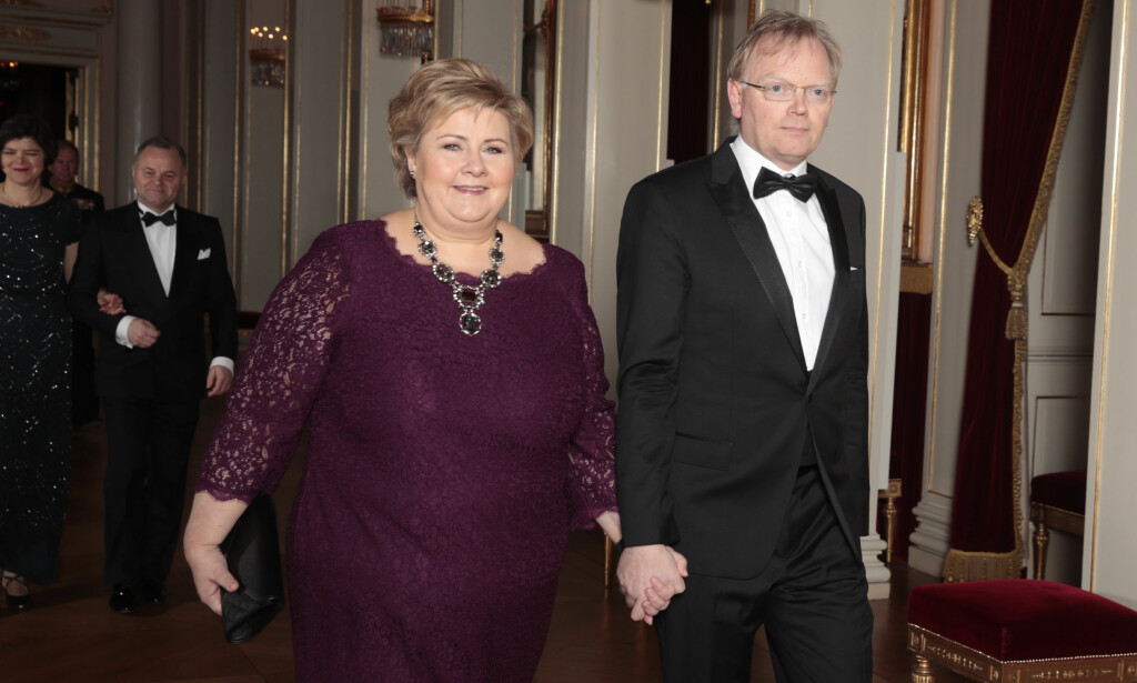 STORT SMIL OM MUNNEN: Statsminister Erna Solberg og ektemannen Sindre Finnes ankom Slottet hånd i hånd. Foto: NTB scanpix STORT SMIL OM MUNNEN: Statsminister Erna Solberg og ektemannen Sindre Finnes ankom Slottet hånd i hånd. Foto: NTB scanpix