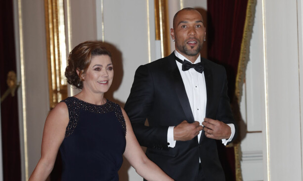 PYNTET OG KLARE: Kristin Skogen Lund og John Carew på vei til gallamiddagen på slottet. Foto: NTB scanpix PYNTET OG KLARE: Kristin Skogen Lund og John Carew på vei til gallamiddagen på slottet. Foto: NTB scanpix