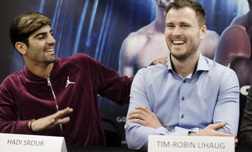 SPØKEFUGL: Hadi Srour (t.v.) får fram latteren hos Tim-Robin Lihaug på pressekonferansen i Oslo foran stevnet i Arendal lørdag. Foto: Henning Lillegård / Dagbladet . SPØKEFUGL: Hadi Srour (t.v.) får fram latteren hos Tim-Robin Lihaug på pressekonferansen i Oslo foran stevnet i Arendal lørdag. Foto: Henning Lillegård / Dagbladet .