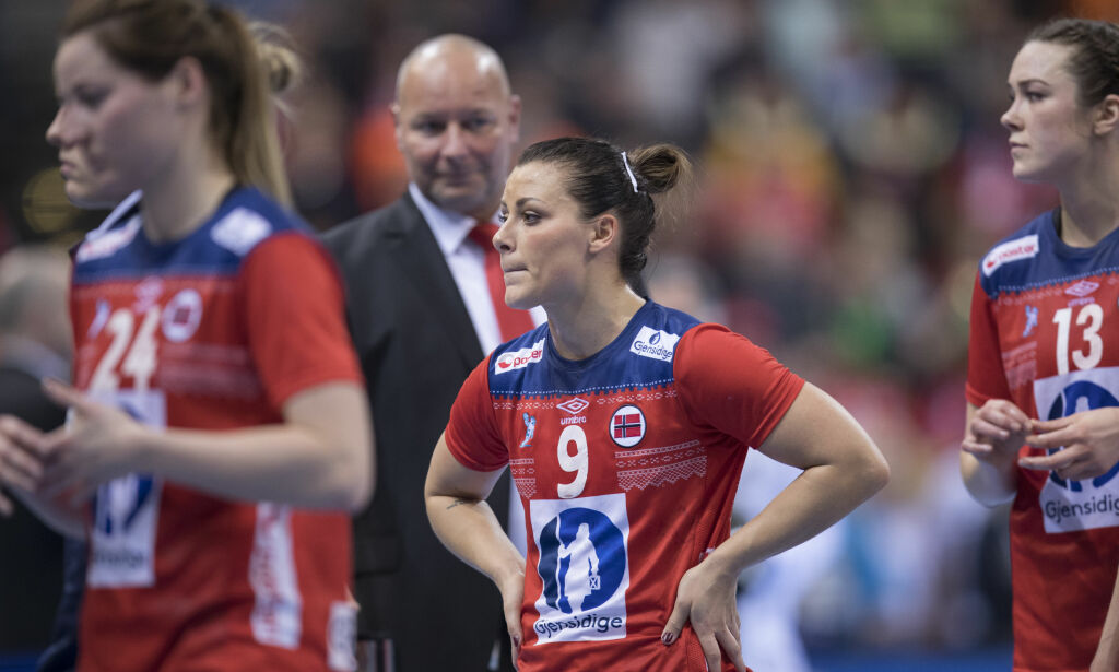 image: Nora Mørk skrek av smerte. Ut av banen på båre