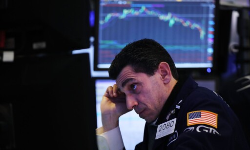 BØRSFALL: Dow Jones-indeksen endte ned over 4,6 prosent mandag etter kraftig børsfall i USA. Foto: Spencer Platt/Getty Images/AFP BØRSFALL: Dow Jones-indeksen endte ned over 4,6 prosent mandag etter kraftig børsfall i USA. Foto: Spencer Platt/Getty Images/AFP