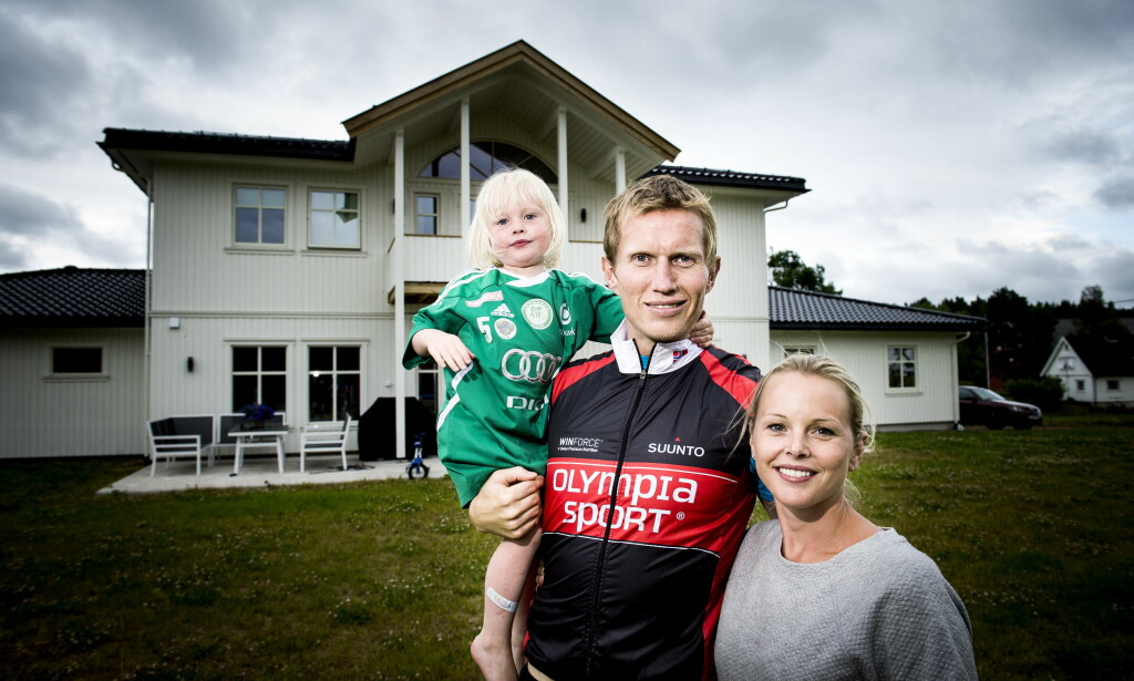 HJEMME IGJEN: Her er Frank Løke (38) hjemme i Stokke med kona Anette og yngstedattera Edel (4). Foto: John T. Pedersen / Dagbladet HJEMME IGJEN: Her er Frank Løke (38) hjemme i Stokke med kona Anette og yngstedattera Edel (4). Foto: John T. Pedersen / Dagbladet