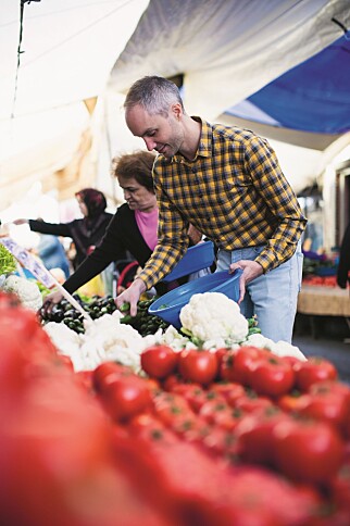 MARKEDSDAG: Nye ingredienser skal være med hjem til kjøkkenbenk og blogg. Foto: Bahar Kitapci MARKEDSDAG: Nye ingredienser skal være med hjem til kjøkkenbenk og blogg. Foto: Bahar Kitapci