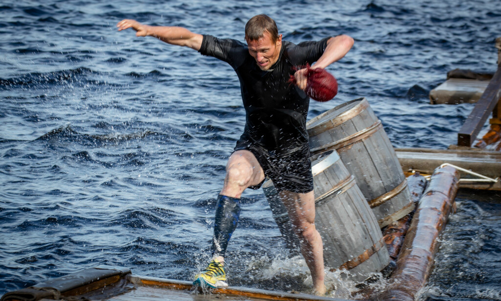 MYE ARMER OG BEIN: Selv om Frank Løke ga alt i kveldens hinderløypekonkurranse, og endte opp både gul og blå, var det ikke godt nok. Foto: Alex Iversen / TV 2 MYE ARMER OG BEIN: Selv om Frank Løke ga alt i kveldens hinderløypekonkurranse, og endte opp både gul og blå, var det ikke godt nok. Foto: Alex Iversen / TV 2