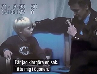 BLIR AVHØRT: Fem år gamle Robin avhøres av sjefsetterforsker Rolf Sandberg etter at Kevin Hjalmarsson ble funnet drept. Foto: Skjermdump / NRK / SVT BLIR AVHØRT: Fem år gamle Robin avhøres av sjefsetterforsker Rolf Sandberg etter at Kevin Hjalmarsson ble funnet drept. Foto: Skjermdump / NRK / SVT