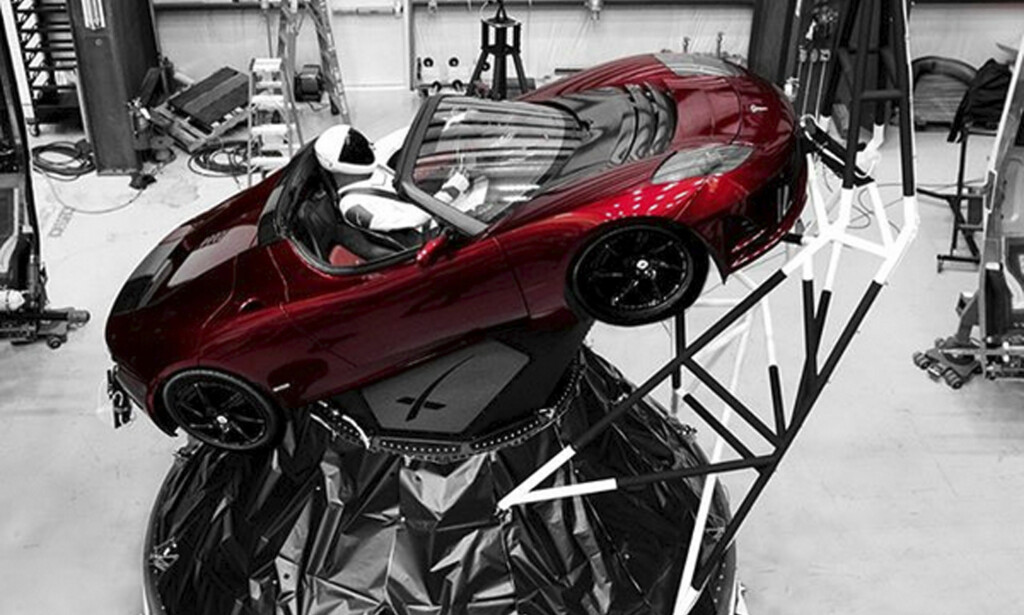 «SJÅFØR»: Ei dokke, Starman, sitter bak rattet på Elon Musks gamle pendlerbil, som nå er skutt ut i rommet, på toppen av Falcon Heavy. Foto: Elon Musk / Instagram / AP / NTB Scanpix «SJÅFØR»: Ei dokke, Starman, sitter bak rattet på Elon Musks gamle pendlerbil, som nå er skutt ut i rommet, på toppen av Falcon Heavy. Foto: Elon Musk / Instagram / AP / NTB Scanpix