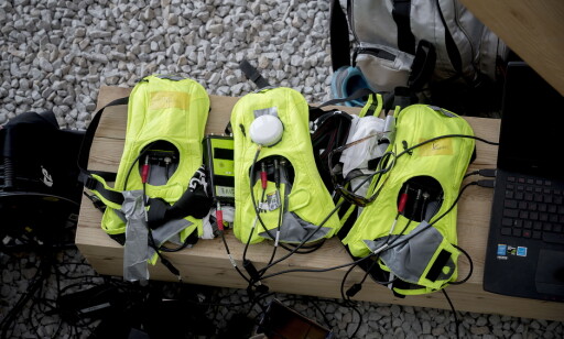 TENKER NYTT: Her er vestene som GPS-teknologien er festet til. Foto: Bjørn Langsem / Dagbladet TENKER NYTT: Her er vestene som GPS-teknologien er festet til. Foto: Bjørn Langsem / Dagbladet