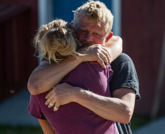 GOD KLEM: Martine Ek Hagen får trøst av konkurrenten etter melkespann-tapet. Foto: Alex Iversen / TV 2 GOD KLEM: Martine Ek Hagen får trøst av konkurrenten etter melkespann-tapet. Foto: Alex Iversen / TV 2