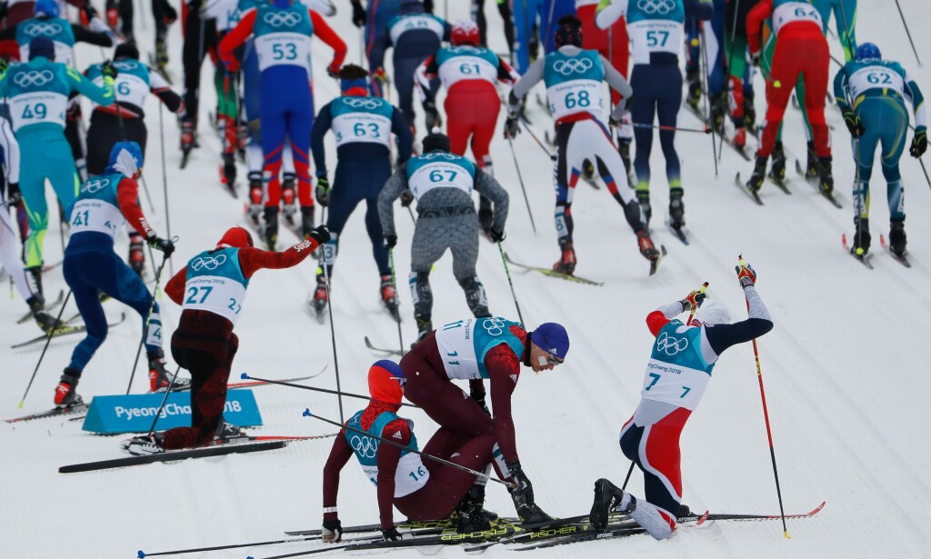 FALL: Simen Hegstad Krüger involvert i litt trøbbel, med russerne Denis Spitsov og Andrej Larkov. Foto: AFP PHOTO / Odd ANDERSEN FALL: Simen Hegstad Krüger involvert i litt trøbbel, med russerne Denis Spitsov og Andrej Larkov. Foto: AFP PHOTO / Odd ANDERSEN