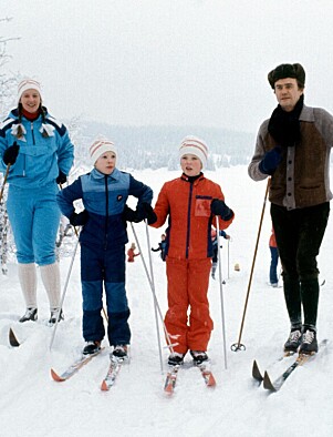 <strong>GAUSDAL:</strong> Prins Henrik på vinterferie i Norge i 1977 sammen med dronning Margrethe og barna prins Joachim og kronprins Frederik, i rød skidress. Foto: NTB Scanpix. <strong>GAUSDAL:</strong> Prins Henrik på vinterferie i Norge i 1977 sammen med dronning Margrethe og barna prins Joachim og kronprins Frederik, i rød skidress. Foto: NTB Scanpix.