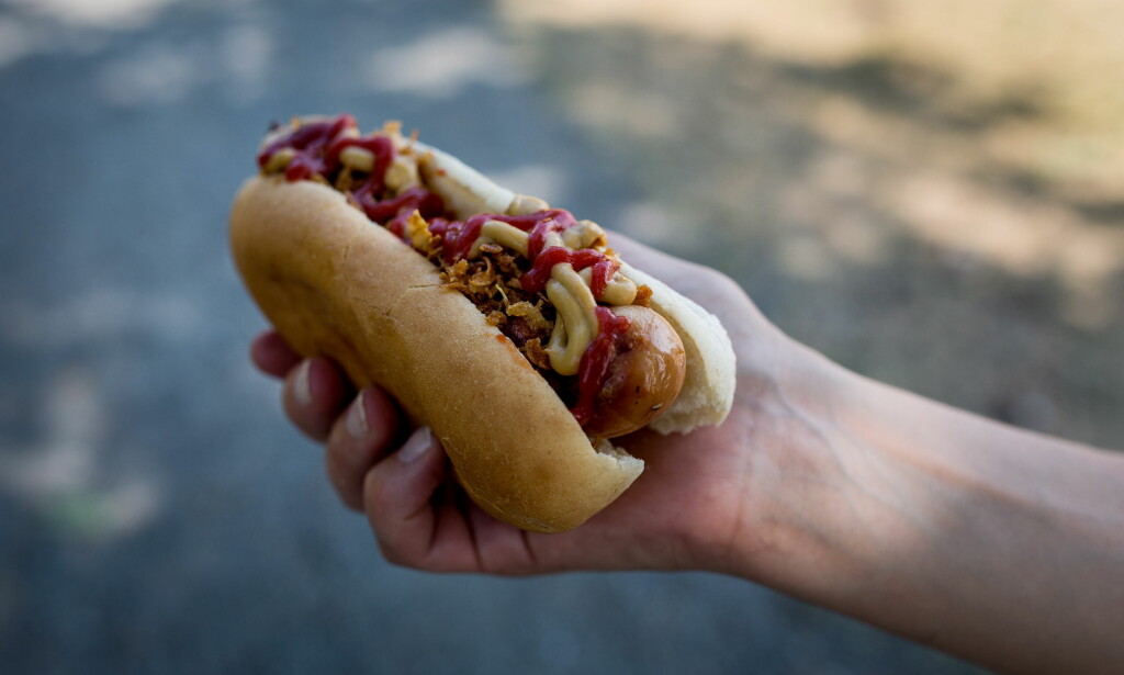 VERSTING: Ostepølse med bacon i brød og med rekesalat, søt sennep, toppet med sprøstekt løk, er noe av det ernæringsekspertene kaller "versting-pølsa". Dette blir fort mange kalorier, og er langt fra det beste valget på bensinstasjoner. (Foto: Jørgen Kvalsvik / Dagbladet) VERSTING: Ostepølse med bacon i brød og med rekesalat, søt sennep, toppet med sprøstekt løk, er noe av det ernæringsekspertene kaller "versting-pølsa". Dette blir fort mange kalorier, og er langt fra det beste valget på bensinstasjoner. (Foto: Jørgen Kvalsvik / Dagbladet)