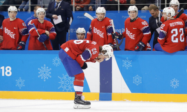 AV BANEN: Kristian Forsberg på vei av isen for å få sydd flere sting i nesa etter situasjonen med den svenske landslagskapteinen Joel Lundquist. Lagkameratene følger bekymret med. Foto: Kim Kyung-Hoon / Reuters / NTB Scanpix AV BANEN: Kristian Forsberg på vei av isen for å få sydd flere sting i nesa etter situasjonen med den svenske landslagskapteinen Joel Lundquist. Lagkameratene følger bekymret med. Foto: Kim Kyung-Hoon / Reuters / NTB Scanpix