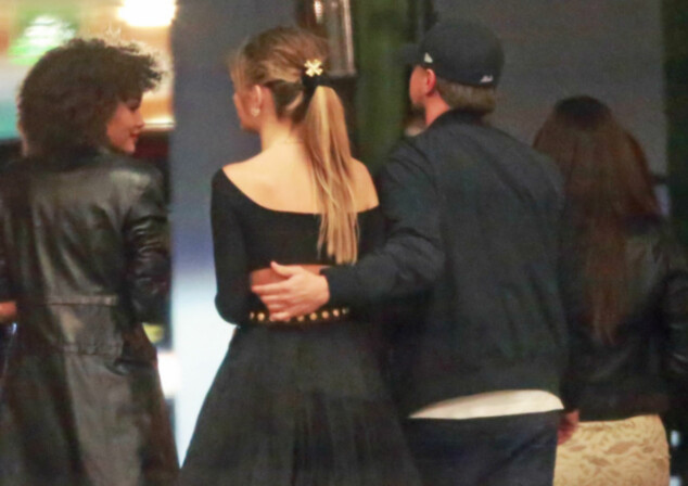 SIDE OM SIDE: Hollywood-stjernen holdt seg tett på den 20-årige skjønnheten. Foto: Splash News/ NTB scanix SIDE OM SIDE: Hollywood-stjernen holdt seg tett på den 20-årige skjønnheten. Foto: Splash News/ NTB scanix