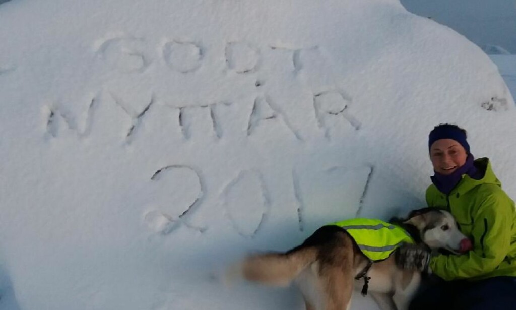 INNAFOR: En hilsen i snøen over Finnkjerka-steinen er godtatt av turfolket i Lofoten. Foto: Synnøve Klausen. INNAFOR: En hilsen i snøen over Finnkjerka-steinen er godtatt av turfolket i Lofoten. Foto: Synnøve Klausen.