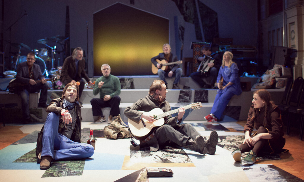 HJEMME I LOGEN: Fem skuespillere - Claus Sellevoll, Ljudmil Nikolov, Sigurd Sele, Sigrid Moldestad og Anne Wiig - og et band på fire - Voksne Herrers Orkester. Foto: Andreas Roksvaag, Hordaland Teater HJEMME I LOGEN: Fem skuespillere - Claus Sellevoll, Ljudmil Nikolov, Sigurd Sele, Sigrid Moldestad og Anne Wiig - og et band på fire - Voksne Herrers Orkester. Foto: Andreas Roksvaag, Hordaland Teater