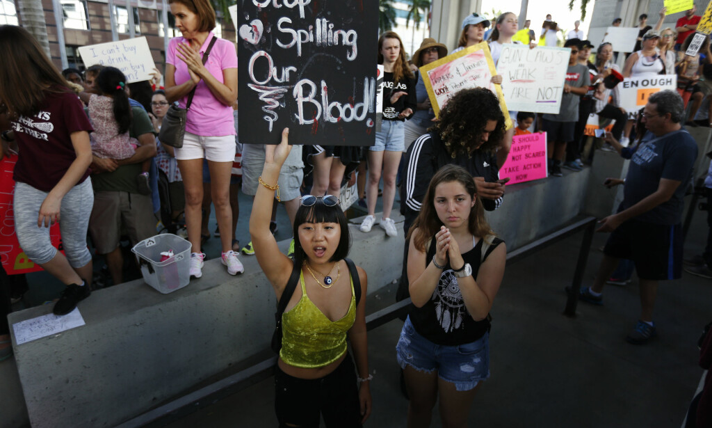 PROTEST: Nok er nok, var blant budskapene fra demonstrantene i Fort Lauderdale i Florida lørdag. Foto: Brynn Anderson / AP / NTB scanpix PROTEST: Nok er nok, var blant budskapene fra demonstrantene i Fort Lauderdale i Florida lørdag. Foto: Brynn Anderson / AP / NTB scanpix