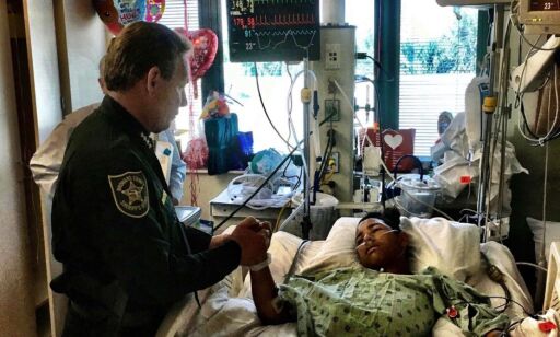 image: Mens sheriffen hedrer Florida-helten Anthony (15), vokser sinnet mot Trump