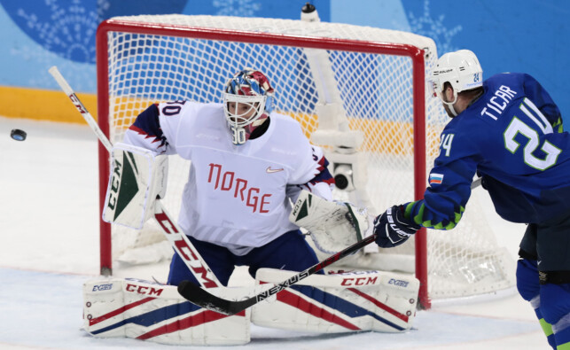 MYE Å GJØRE: Lars Haugen måtte ofte i aksjon mot Slovenia og Rok Ticar under ishockeykampen mellom Norge og Slovenia. Foto: Lise Åserud / NTB Scanpix MYE Å GJØRE: Lars Haugen måtte ofte i aksjon mot Slovenia og Rok Ticar under ishockeykampen mellom Norge og Slovenia. Foto: Lise Åserud / NTB Scanpix