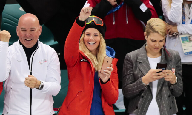 STOLT KJÆRESTE: Alexander Bonsaksens kjæreste, snowboarderern Silje Norendal var på tribunen da Bonsaksen ble matchvinner for Norge. Foto: Lise Åserud / NTB Scanpix STOLT KJÆRESTE: Alexander Bonsaksens kjæreste, snowboarderern Silje Norendal var på tribunen da Bonsaksen ble matchvinner for Norge. Foto: Lise Åserud / NTB Scanpix