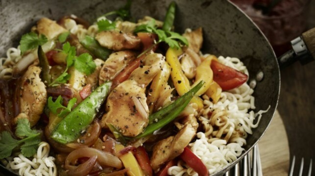 KYLLINGWOOK MED NUDLER: Kjapp og smaksrik kyllingwok som garantert blir en hit rundt middagsbordet! Foto: MAGGI KYLLINGWOOK MED NUDLER: Kjapp og smaksrik kyllingwok som garantert blir en hit rundt middagsbordet! Foto: MAGGI