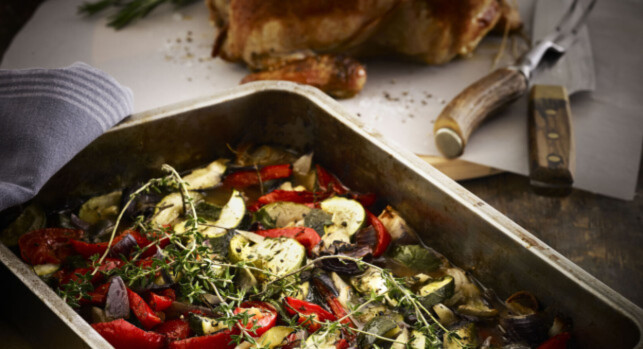 OVNSBAKTE GRØNNSAKER MED GRILLET KYLLING: En utrolig enkel middag som gjerne kan serveres på en travel hverdag! Foto: Maggi OVNSBAKTE GRØNNSAKER MED GRILLET KYLLING: En utrolig enkel middag som gjerne kan serveres på en travel hverdag! Foto: Maggi