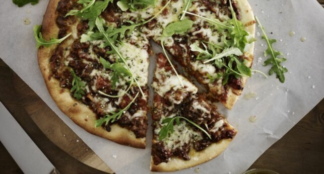 BOLOGNESE-PIZZA MED RUCCULA: Denne pizzan blir garantert en hit på fredagskvelden! Foto: MAGGI BOLOGNESE-PIZZA MED RUCCULA: Denne pizzan blir garantert en hit på fredagskvelden! Foto: MAGGI