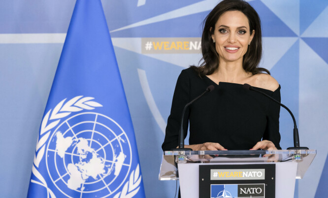 HUMANITÆRT ARBEID: Angelina Jolie møter pressen etter å ha besøkt NATOs hovedkontor i Brussel. FOTO: NTB Scanpix HUMANITÆRT ARBEID: Angelina Jolie møter pressen etter å ha besøkt NATOs hovedkontor i Brussel. FOTO: NTB Scanpix