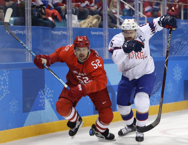 HANG IKKE MED: Den norske landslagskapteinen Jonas Holøs (t.h) i duell mot russiske Sergei Sjirokov i OL-kvartfinalen i ishockey tirsdag morgen. Foto: David W. Cerny / Reuters / NTB Scanpix HANG IKKE MED: Den norske landslagskapteinen Jonas Holøs (t.h) i duell mot russiske Sergei Sjirokov i OL-kvartfinalen i ishockey tirsdag morgen. Foto: David W. Cerny / Reuters / NTB Scanpix