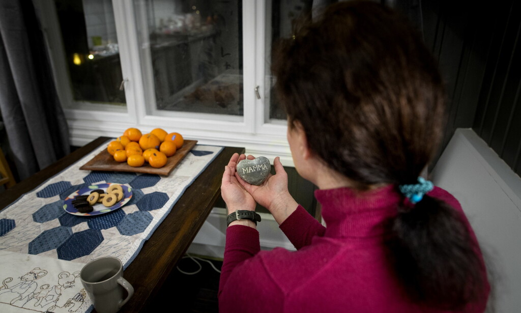 GAVE: Den 46-årige tiltalte kvinnen forteller at steinen hun holder, var en gave fra Angelica på en morsdag for noen år tilbake. Foto: John T. Pedersen GAVE: Den 46-årige tiltalte kvinnen forteller at steinen hun holder, var en gave fra Angelica på en morsdag for noen år tilbake. Foto: John T. Pedersen